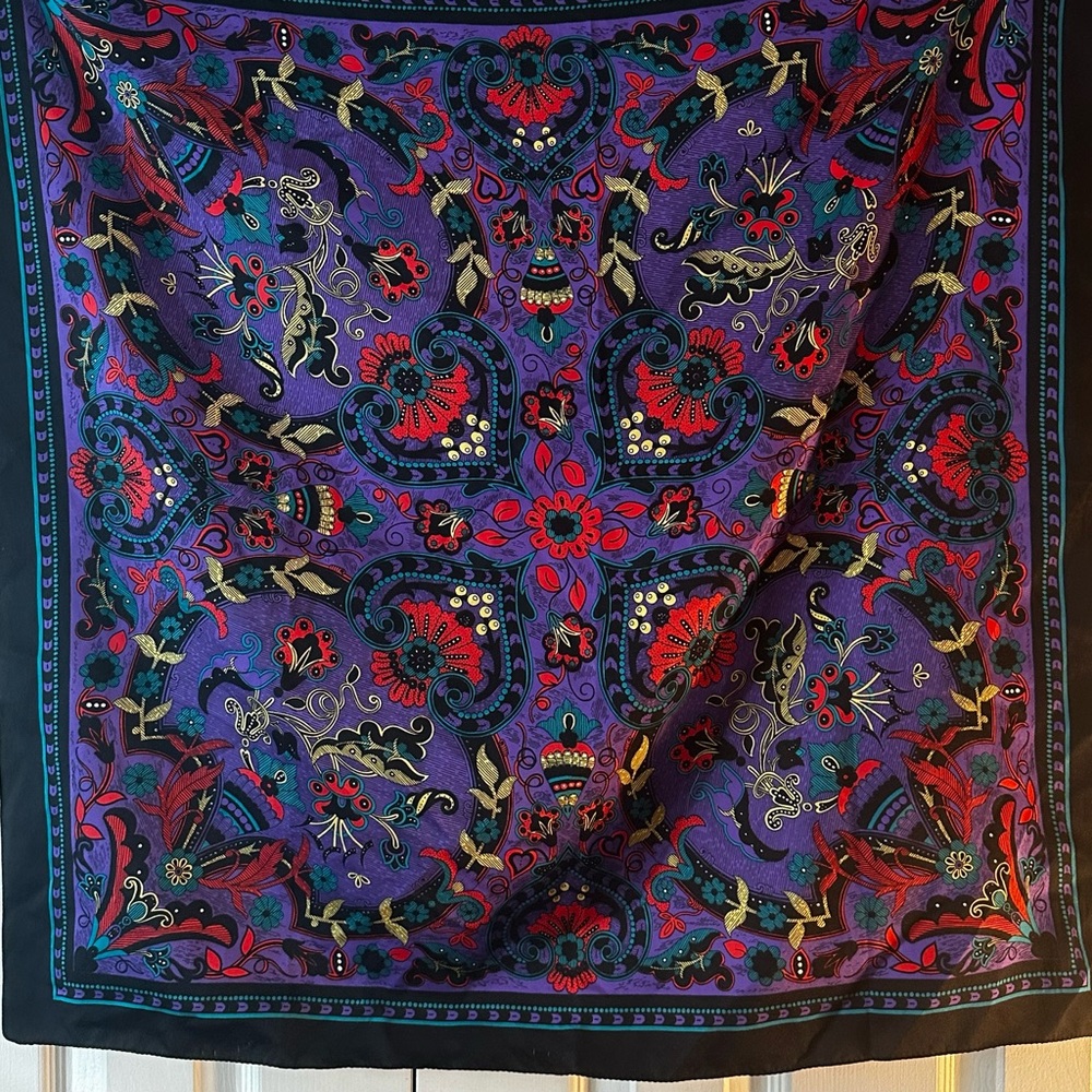 VINTAGE Specialty House scarf